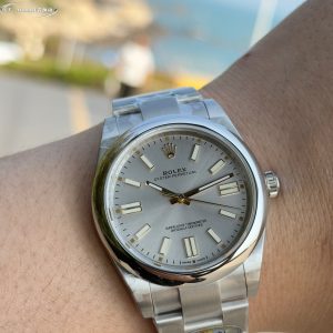 N+ Rolex Oyster Perpetual Series (All Colors & Sizes Available) 41mm/36mm/31mm Beveled edges with polished bezel and lugs,Meticulously detailed. Movement: 41mm/36mm models feature the integrated 3230 movement (no calendar gap), while the 31mm model uses the 2232 integrated movement—both without calendar gaps. Dial colors match originals perfectly. Beveled lugs meticulously polished. Dial employs industry-leading printing technology. Ultra-dimensional hands identical to originals, free of burrs. Choose from 9 authentic-color dials!Top-tier craftsmanship, exceptional quality. Our pursuit of detail is evident to all. The logo on the clasp represents a major breakthrough in craftsmanship: CNC engraved with precise shape and a glossy finish on the inner surface.The luminous material uses genuine SL blue phosphorescent powder, which inherently carries its characteristic texture and speckles. Watch enthusiasts who've handled or seen such pieces will recognize this as a distinctive Rolex trait. Look for C Factory's latest timepiece ⌚️