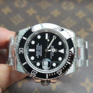 Alternative view of The benefit of wearing a watch is that it can bridge the gap between people. Crucially, it reveals one's work ethic and sense of time.