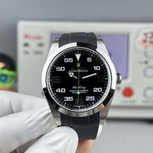VS Rolex, Air-King Series M116900-0001 40mm Triple-Code with NFC Card This Air-King features case code 34Y6Y958,Buckle Code: Model 1 M116900, 40mm case, equipped with Swiss 3132😄 integrated movement (not a low-grade factory version; movement features calendar position and neutral gear). Though not a new release—previously produced by various factories—none achieved exceptional quality, with some details being entirely inaccurate.Driven by personal passion, we specially crafted this 40mm Air King. VS Factory production guarantees premium quality. Though featuring a bezel with a solid ring, its manufacturing is far from simple—especially the dial's numerals, which require precise shaping, balanced polishing, and challenging luminous filling. It also includes Rolex's signature Mercedes-style diving hands. The Air King can be seen as an upgraded version of the Oyster Perpetual.Yet it avoids the flashiness of the Submariner, embodying understated elegance. This is a highly collectible timepiece. Watch ⌚️ code: 34Y6Y958. Clasp code: R3L. Customized US version with matching three codes, featuring NFC functionality. Its authenticity simulation speaks for itself. A genuine vs. replica comparison will follow for connoisseurs. A refined recommendation for men's mechanical watches.