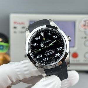 Alternative view of VS Rolex, Air-King Series M116900-0001 40mm Triple-Code with NFC Card This Air-King features case code 34Y6Y958,Buckle Code: Model 1 M116900, 40mm case, equipped with Swiss 3132😄 integrated movement (not a low-grade factory version; movement features calendar position and neutral gear). Though not a new release—previously produced by various factories—none achieved exceptional quality, with some details being entirely inaccurate.Driven by personal passion, we specially crafted this 40mm Air King. VS Factory production guarantees premium quality. Though featuring a bezel with a solid ring, its manufacturing is far from simple—especially the dial's numerals, which require precise shaping, balanced polishing, and challenging luminous filling. It also includes Rolex's signature Mercedes-style diving hands. The Air King can be seen as an upgraded version of the Oyster Perpetual.Yet it avoids the flashiness of the Submariner, embodying understated elegance. This is a highly collectible timepiece. Watch ⌚️ code: 34Y6Y958. Clasp code: R3L. Customized US version with matching three codes, featuring NFC functionality. Its authenticity simulation speaks for itself. A genuine vs. replica comparison will follow for connoisseurs. A refined recommendation for men's mechanical watches.