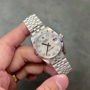 GS Masterpiece—Rolex Oyster Perpetual Datejust 31mm Series Watch: Elegant without being ostentatious, timelessly refined! [Oyster Case, Symbol of Water Resistance] Watch diameter: 31mm, thickness identical to the original, specifications matching the genuine article. 1. Classic Oyster case paired with a fluted bezel 2. Screw-down crown design, recreating the Twinlock dual waterproof system 3. Crystal material: Scratch-resistant blue crystal glass with anti-reflective coatingClassic Oyster case paired with a fluted bezel. Screw-down crown with dual waterproof system. Scratch-resistant sapphire crystal with anti-reflective coating. Convex magnifying (2.5x) date window. [Bracelet Details] Different models feature distinct steel bracelets: 1. Jubilee Bracelet (commemorative style)(Five-link design)         Material: Stainless steel, Jubilee style, five-row links 2. Oyster Bracelet(Three-link design)         Material: Stainless steel, President-style, semi-circular three-row links. 3. Clasp Type: Folding clasp, concealed folding crown clasp. [Movement] Features the refined and stable Seiko 2236 movement. Steady and minimalist. Dignified yet restrained. Elegant without ostentation. Timelessly sophisticated!