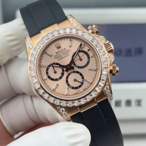 『N+ Factory Daytona』"Hidden Edition" Entry Level: Features built-in Dandong 7750 movement (adjustable for forward/backward time setting). Diamond-set Daytona with 12.2mm thickness! Perfect 1:1 replica of the original mold!!! Rolex - Daytona Dimensions: 40mm × 12.2mm / Vintage 12.4mm Functions: Hours, Minutes, Seconds, Chronograph Display Movement: 7750 Integrated Caliber "Adjustable for Forward/Reverse" Power Reserve: 72 Hours Crystal:Super Crystal natural sapphire Dial: Original custom dial, high-quality material: 904L stainless steel case, original-match quick-release lugs, not small factory one-piece ordinary case Bracelet: AR factory steel bracelet, quality guaranteed Bezel: Dedicated ceramic bezel with platinum-plated film Luminous: Swiss luminous paint, ultra-strong night light Water resistance: 100 meters   1.The thickness of the Daytona watch is 12.2mm for the latest 2024 model and 12.4mm for older versions. Other market versions use counterfeit 7750 movement plates, achieving reduced thickness by flattening the pin bar. This results in extremely poor stability and cannot match the authenticity of the genuine product.    2. Integrated movement with engraved and electroplated fonts on the back for enhanced brightness.    3. Steel bracelet sourced from the original AR factory. Additionally, the clasp dimensions have been further optimized.    4. Case back now features enhanced polishing, brighter finish, and refined bezel curvature.    5. Hands upgraded by Buff Factory: all three small seconds hands and the large seconds hand are individually crafted with solid ferrules, featuring mushroom-shaped tips.    6. Ceramic bezel upgraded with platinum-plated lettering to prevent discoloration, featuring enhanced font thickness.    7. Dial matches the latest white version, crafted with Swiss ink and Korean ceramic polishing for a rich, pure milky white finish indistinguishable from the original. Eliminates the "dead white" discoloration common in previous market versions.    8. Each hour marker is individually CNC-machined and hand-polished at the edges. Luminescence uses Swiss phosphorescent powder matching the genuine product's color. The final effect delivers the closest market approximation to the original's luminous visual. 9. Features fully transparent sapphire crystal with no visible edges. N+ continues to deliver premium craftsmanship.