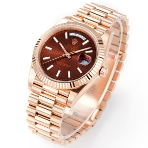 Alternative view of PPM Mods Weighted DD - Ceiling-Level 'Rolex DD Day-Date' PPM's replica redefines the weighted DD version, featuring genuine original molds for strap color, dial color, watch weight, and thickness. The strap incorporates ceramic tubes compatible with authentic models—this is not a compromised replica, but a comprehensive leap in materials and craftsmanship!Rejecting "market-grade knockoffs," every gram of weight (precise 209g-212g) and every millimeter of thickness fights for the dignity of the original. Bracelet: Authentic 3mm thickness Weight: Approx. 107g (non-extended) 🈚 Ceramic tube version ±1-2g.Case: Original thickness: 12.3mm (non-thickened) Weight: Original 3255: 102g; Optional 2836: ±1g. Full series total weight: 209g-212g. ⚠️"Excludes diamond bezel models." Authentic thickness achieved through monolithic forging of high-density aerospace-grade military alloy, hardness rivaling 18K gold!Exclusive vacuum ion-plated gold technology delivers a luster infinitely close to 18K gold's unique warm texture, offering scratch resistance and durability. Precisely replicates every link's shape, thickness, and curvature of the genuine strap. Dial: Features original 3D ink, matching the top-tier dial craftsmanship of the factory. Sharp hands, full hour markers, and uniform luminescence.Movement options: Premium Edition 2836 or 3255 integrated movement (±72-hour power reserve) available for your selection!