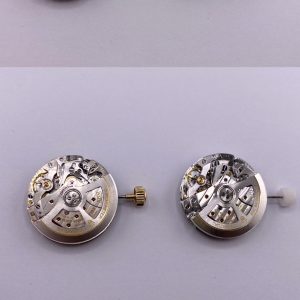 Left: (Authentic) --- Right: (Shanghai 4131) Molded Replica Detailed Comparison of Authentic vs. Replica Images for Rolex's In-House Multi-Function Chronograph Movement 4131. C Factory's New Daytona 4131 Movement, Daytona Movement Diagram.The 4131 movement is manufactured by Shanghai 4130, featuring 75-hour power reserve. Movement finishing/plating/engraving/assembly are independently completed by Factory C. Therefore, strictly speaking, the Shanghai 4131 movement is a collaborative effort between Shanghai and Clean.Numerous issues present in the previous Shanghai 4130 movement—such as stability concerns, chronograph reset failure, rough finishing, incorrect dimensions, winding feel, and rotor noise—are all perfectly resolved in the 4131.Additionally, Clean has secured exclusive production rights for the Shanghai 4131 movement. Visual comparisons reveal that disassembled genuine 4131 and SH 4131 movements share identical appearance and dimensions, though minor variations exist in specific shock absorber stones.It's crucial to emphasize that Shanghai's previous 4130 movement and this new 4131 belong to entirely different tiers of quality in every detail. A limited number of pre-release samples have already been distributed, receiving excellent feedback from customers. Of course, this 4131 still requires market validation—we ask for your patience, and we promise it will deliver a pleasant surprise. The engraving shown in the images is a preliminary version; the mass-produced version will be much closer to the final design. Overall, the level of authenticity is exceptionally high.