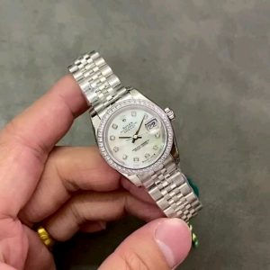 GS Factory Rolex Datejust 28mm Series (Identical to Authentic, Highest Market Quality) Features the Swiss 2671 movement. Key details matching the authentic version: 1⃣️ Case diameter identical to original: 28mm! 2⃣️ Bracelet end links match authentic version—5-piece construction, extremely challenging!3⃣️ Crown base modified to match the original! 4⃣️ Clasp features an internal spring, identical to the genuine version!5⃣️ The case side features an added QR code for anti-counterfeiting, just like the original! 6⃣️ The case body where it meets the bracelet is engraved with the same markings as the original (the first on the market to achieve a true 1:1 replica). A sincere creation from GS, consistent inside and out, showcasing unique craftsmanship!