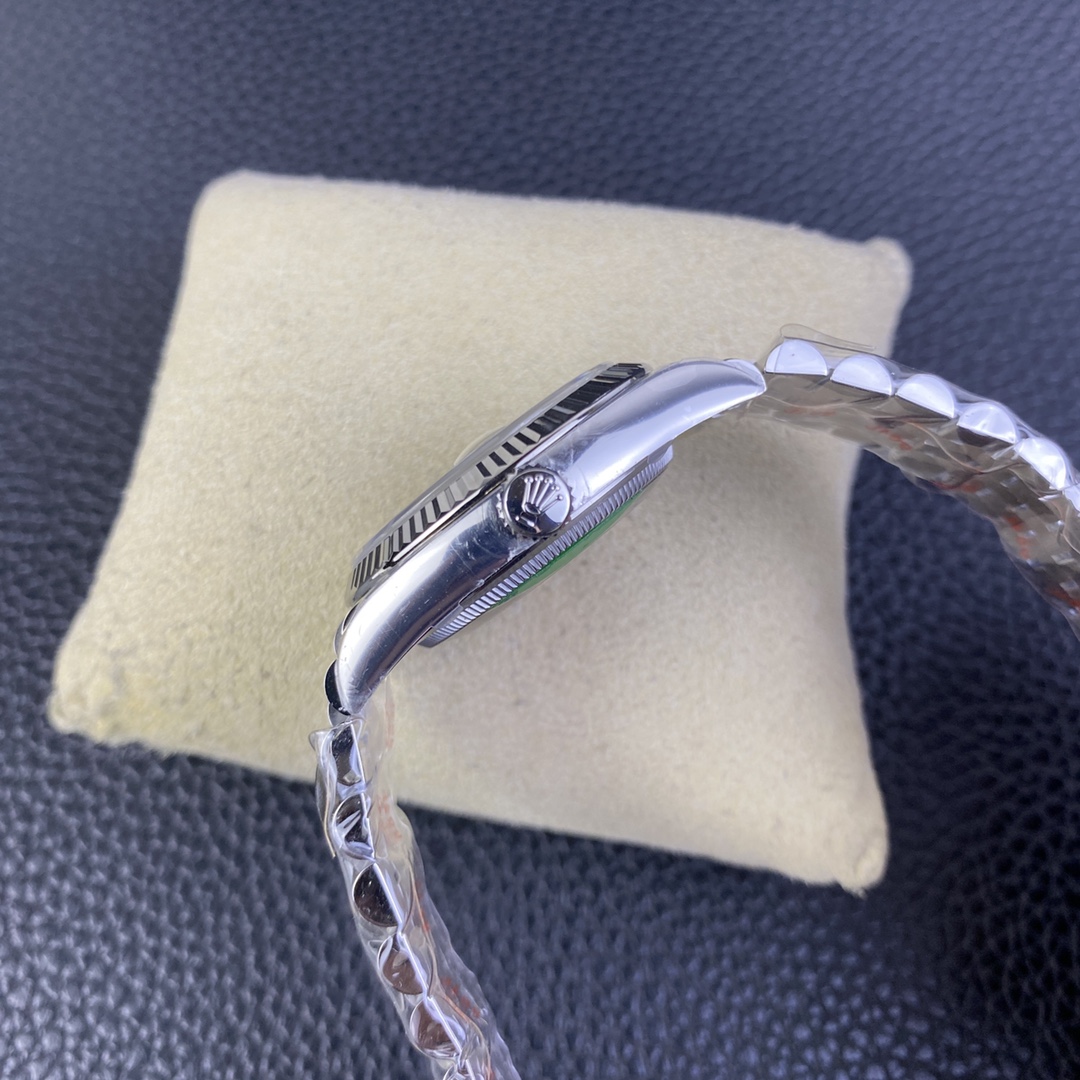 Clean Factory/C Factory Rolex 126234 36mm Datejust Diamond-Set Model Now Shipping Good news for those with smaller wrists! This release features the 36mm Datejust, a perfect 1:1 replica molded with the 3235 movement. For the first time, it comes in blue/black/green/white Roman numeral dials—all authentic replica molds. It maintains the same quality as the 41mm Datejust previously launched by C Factory.A series of authenticity comparisons will follow. For the green dial's color reference, see the 41mm green model comparison. The case and bracelet remain crafted from 904L stainless steel. The highly anticipated palm leaf strap variant will be released soon—stay tuned! - Image 6