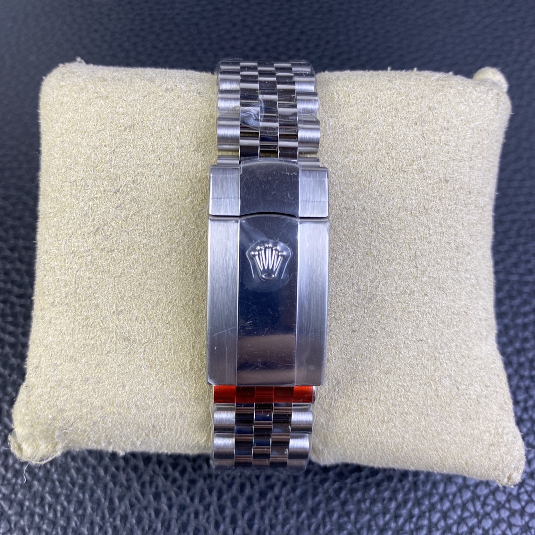 Clean Factory/C Factory Rolex 126234 36mm Datejust Diamond-Set Model Now Shipping Good news for those with smaller wrists! This release features the 36mm Datejust, a perfect 1:1 replica molded with the 3235 movement. For the first time, it comes in blue/black/green/white Roman numeral dials—all authentic replica molds. It maintains the same quality as the 41mm Datejust previously launched by C Factory.A series of authenticity comparisons will follow. For the green dial's color reference, see the 41mm green model comparison. The case and bracelet remain crafted from 904L stainless steel. The highly anticipated palm leaf strap variant will be released soon—stay tuned! - Image 8