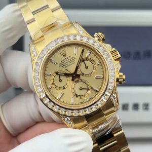 『N+ Factory Daytona』"Hidden Edition" Entry Level: Features built-in Dandong 7750 movement (adjustable for forward/backward time setting). Diamond-set Daytona model at 12.2mm thickness! Perfect 1:1 replica of the original mold!!! Rolex - Daytona Dimensions: 40mm × 12.2mm / Vintage 12.4mm Functions: Hours, Minutes, Seconds, Chronograph Display Movement: 7750 Integrated Caliber "Adjustable for Forward/Reverse" Power Reserve: 72 Hours Crystal:Super Crystal natural sapphire crystal Dial: Original custom dial, high-quality material: 904L stainless steel case, authentic quick-release lugs (not generic factory one-piece case) Bracelet: AR Factory steel bracelet, quality guaranteed Bezel: Dedicated ceramic bezel with platinum-plated coating Luminous: Swiss luminous paint, ultra-bright night visibility Water Resistance: 100 meters   1.The thickness of the Daytona watch is 12.2mm for the latest 2024 model and 12.4mm for older versions. Other market versions use counterfeit 7750 movement plates, achieving reduced thickness by flattening the pin bar. This results in extremely poor stability and cannot match the authenticity of the genuine piece.    2. Integrated movement with engraved and electroplated fonts on the back for enhanced brightness.    3. Steel bracelet sourced from the original AR factory. Additionally, the clasp dimensions have been further optimized.    4. Case back now features enhanced polishing, brighter finish, and refined bezel curvature.    5. Hands upgraded by Buff Factory: all three small seconds hands and the large seconds hand are individually crafted with solid ferrules, featuring mushroom-shaped tips.    6. Ceramic bezel upgraded with platinum-plated lettering to prevent discoloration, featuring enhanced font thickness.    7. Dial matches the latest white version, crafted with Swiss ink and Korean ceramic polishing for a rich, pure milky white finish indistinguishable from the original. Eliminates the "dead white" discoloration common in previous market versions.    8. Each hour marker is individually CNC-machined and hand-polished at the edges. Luminescence uses Swiss phosphorescent powder matching the genuine product's color. The final effect delivers the closest market approximation to the original's luminous visual. 9. Features fully transparent sapphire crystal with no visible edges. N+ continues to deliver premium craftsmanship.