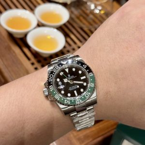 N+ Quality features the 3186 movement/3285 movement for your selection‼Major Breakthrough, Reaching New Heights Rolex GMT-Master II "Left-Handed" (Sprite Bezel) Shockingly Launched with Integrated Black-Green Ceramic Bezel Crafted from authentic imported 904L steel through forging and polishing processes, it features the same genuine 3186/3285 integrated automatic mechanical movement as the original, ensuring precise and stable timekeeping.Professionally tested with zero returns! Authentic GMT hand positioned on the second layer, with calendar adjustment via quick-set function. 40mm 904L steel case and bracelet, sapphire crystal, superluminous hands, bidirectional ceramic bezel, folding clasp. Top-tier craftsmanship, premium quality consistently delivered.