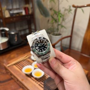 Alternative view of N+ Quality features the 3186 movement/3285 movement for your selection‼Major Breakthrough, Reaching New Heights Rolex GMT-Master II "Left-Handed" (Sprite Bezel) Shockingly Launched with Integrated Black-Green Ceramic Bezel Crafted from authentic imported 904L steel through forging and polishing processes, it features the same genuine 3186/3285 integrated automatic mechanical movement as the original, ensuring precise and stable timekeeping.Professionally tested with zero returns! Authentic GMT hand positioned on the second layer, with calendar adjustment via quick-set function. 40mm 904L steel case and bracelet, sapphire crystal, superluminous hands, bidirectional ceramic bezel, folding clasp. Top-tier craftsmanship, premium quality consistently delivered.