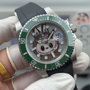CLEAN➕出品，Rolex&Labubu劳力士Black联名款“拉布布”限量发行字面采用多色油彩表面加上搪瓷使字面更加光亮劳力士 ROLEX -粉色水鬼，40mm搭载一比一超级3135上海一体机芯，整表904L精钢 /搭配ar厂钢带，唯一做到指针夜光/字钉夜光 做到同色 秒针针轴锅盖实心中轴，因为都是第三方工厂加工+自购瑞士 c1+c3夜光粉 ，字钉ip白金电镀 6:陶瓷绿圈采用clean绿圈v4版本 颜色无限接近原装 clean陶瓷类配件 无需赘述 高品质象征 /谨防假clean圈 注意区分温润如玉夜光珠 不死白 采用clean陶瓷圈+夜光珠完美复刻 彻底解决世面上的大部分水鬼痛点，只为极致而生 精致推荐男士机械腕表