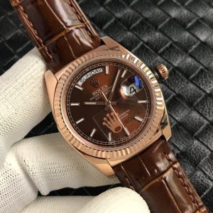 Long-awaited v3 upgrade in full color range (Classic Belt-Style Day-Date) DD 36mm arrives! Exclusive custom-matched Day-Date dial [v7 edition]—Rolex's most iconic series, unrivaled except by DD! Rolex Day-Date series 118135/118138/118139 [Full Eight-Color Range]! To maintain official dimensions and thickness, we've equipped it with the 2836-2 automatic mechanical movement, presented in a brand-new 904L steel case![Upgrade 1] Crown: Positioned identically to the official model with a prominent design and a smooth, tapered finish matching the bracelet. [Upgrade 2] Bracelet: Front side features authentic color matching the genuine article. Back side displays the official code "346763" with identical font, color, and bracelet line patterns. [Upgrade 3] Crystal: Sapphire crystal incorporates Rolex's new anti-counterfeiting logo—a virtual dot emblem—technically engraved within the crystal's center.[Upgrade 4] Case Back: Engravings on all four lug angles match the genuine version. Special attention given to distinct engravings for white, yellow, and rose gold cases! Both sandblasted and polished sections on the case back are meticulously replicated! [Upgrade 5] Case Profile: Curvature and overall thickness proportionally match the official design. Crown features the official two-degree waterproof symbol. Side retains the authentic QR code sticker!The iconic "Gold Rolex" is the Day-Date, commonly abbreviated as DD. Its official full name is the Oyster Perpetual Day-Date. The earliest DD model likely originated from the President series, as U.S. presidents famously favored wearing Rolex's solid gold DD watches, propelling its fame—hence its nickname, the "President's Watch."Four simple words encapsulate this timepiece's defining features: waterproof, automatic, date, day. Limited stock available—act fast!