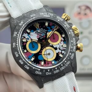 TW Factory ROLEX Cosmograph Daytona Carbon Fiber Custom Edition. This timepiece offers lightweight comfort with a rugged exterior, featuring a unique carbon fiber pattern on every case. 【Case】Dimensions 40x12.4mm perfectly replicate the original. TW Factory masterfully crafts the distinctive character of carbon fiber Rolex watches.Exclusively in the market, the entire case, bezel, and caseback are crafted from high-composite carbon fiber and ultra-bright luminous powder. Meticulous hand-polishing and chamfering enhance every detail, delivering exceptional texture. 【Bracelet Clasp】The strap features a hand-woven synthetic fiber band, offering breathable comfort and soft texture. 【Movement】Equipped with the latest precise and mature Shanghai 4130 movement, it perfectly achieves powerful functionality—the ultimate value for money!!!