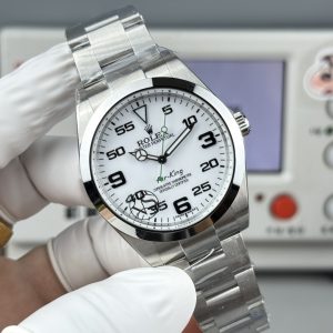 Alternative view of VS Rolex, Air-King Series M116900-0001 40mm Triple-Code with NFC Card This Air-King features wristwatch ⌚️ code 34Y6Y958,Buckle Code: Model 1 M116900, 40mm case, equipped with Swiss 3132😄 integrated movement (not a low-grade version from small factories; movement features date position and neutral position). Though not a new release, previous versions from different factories lacked excellence—some details were even completely inaccurate.Driven by personal passion, we specially crafted this 40mm Air King. VS Factory production guarantees premium quality. Though featuring a bezel with a solid ring, its manufacturing is far from simple—especially the dial's numerals, which require precise shaping, balanced polishing, and challenging luminous filling. It also includes Rolex's signature Mercedes-style diving hands. The Air King can be seen as an upgraded version of the Oyster Perpetual.Yet it avoids the flashiness of the Submariner, embodying understated elegance. It's a highly collectible timepiece. Watch ⌚️ code: 34Y6Y958. Clasp ⌚️ code: R3L. Customized US version with matching triple codes, featuring NFC functionality. Its authenticity simulation speaks for itself. A genuine vs. replica comparison will follow for connoisseurs' appreciation. A meticulously crafted recommendation for men's mechanical watches.