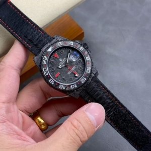 VS Rolex GMT-Master II, featuring a lightweight carbon fiber case with a rugged exterior. Powered by the 3186 movement in a 40mm case, each watch boasts a unique carbon fiber pattern. The carbon fiber grain surpasses all replicas on the market. All original components are interchangeable, offering exceptional versatility and value for money. Truly interchangeable with the genuine article.