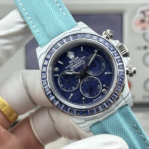 Alternative view of TW Factory ROLEX Cosmograph Daytona Carbon Fiber Custom Edition. This timepiece offers lightweight comfort while maintaining a robust exterior. Each watch features a uniquely patterned carbon fiber material. 【Case】 Dimensions of 40x12.4mm perfectly match the original. TW Factory masterfully crafts the distinctive character of carbon fiber Rolex watches.Exclusively in the market, the entire case, bezel, and caseback are crafted from high-composite carbon fiber and ultra-bright luminous powder. Details undergo hand-finished chamfering and polishing for exceptional texture. 【Bracelet Clasp】The strap features a hand-woven synthetic fiber band, offering breathable comfort and soft texture. 【Movement】Equipped with the latest precise and mature 4802 movement, it perfectly delivers powerful functionality—the ultimate value for money!!!