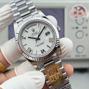 PPM Mods Weighted DD - Ceiling-Level 'Rolex DD Day-Date' PPM's replica redefines the weighted DD version, featuring genuine original molds for strap color, dial color, watch weight, and thickness. The strap incorporates ceramic tubes compatible with authentic models—this is no compromise replica, but a comprehensive leap in materials and craftsmanship!Rejecting "market-grade" imitations, every gram of weight (precise 209g-212g) and every millimeter of thickness fights for the dignity of the original. Bracelet: Authentic 3mm thickness Weight: Approx. 107g (non-extended) 🈚 Ceramic tube version ±1-2g.Case: Original thickness: 12.3mm (non-thickened) Weight: Original 3255: 102g; Optional 2836: ±1g. Full series total weight: 209g-212g. ⚠️"Excludes diamond-set models." Authentic thickness achieved through monocoque forging of high-density aerospace-grade military alloy, hardness rivaling 18K gold!Exclusive vacuum ion-plated gold technology delivers a luster infinitely close to 18K gold's signature warm texture, offering scratch resistance and durability. Precisely replicates every link's shape, thickness, and curvature of the genuine strap. Dial: Features original 3D ink, matching the top-tier dial craftsmanship of the factory. Hands are sharp, hour markers are full, and luminescence is uniform.Movement options: Premium Edition 2836 or 3255 integrated movement (±72-hour power reserve) available for your selection!