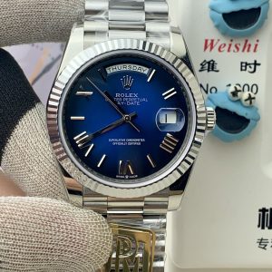 PPM Mods Weighted DD - Ceiling-Level 'Rolex DD Day-Date' PPM's replica redefines the weighted DD version, featuring genuine original molds for strap color, dial color, watch weight, and thickness. The strap incorporates ceramic tubes compatible with authentic models—this is not a compromised replica, but a comprehensive leap in materials and craftsmanship!Rejecting "market-grade" imitations, every gram of weight (precise 209g-212g) and every millimeter of thickness fights for the dignity of the original. Strap: Authentic 3mm thickness. Weight: Approx. 107g (non-extended). Ceramic tube version: ±1-2g.Case: Original thickness: 12.3mm (non-thickened) Weight: Original 3255: 102g; Optional 2836: ±1g. Full series total weight: 209g-212g. ⚠️"Excludes diamond bezel models." Authentic thickness achieved through monolithic forging of high-density aerospace-grade military alloy, hardness rivaling 18K gold!Exclusive vacuum ion-plated gold technology delivers a luster infinitely close to 18K gold's signature warm texture, offering scratch resistance and durability. Precisely replicates every link's shape, thickness, and curvature of the genuine strap. Dial: Features original-grade raised ink, matching the top-tier dial craftsmanship of the factory. Sharp hands, full hour markers, and uniform luminescence.Movement options: Premium Edition 2836 or 3255 integrated movement (±72-hour power reserve) available for your selection!