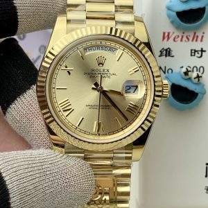 PPM Mods Weighted DD - Ceiling-Level 'Rolex DD Day-Date' PPM's replica redefines the weighted DD version, meticulously replicating every detail from genuine original molds—be it bracelet color, dial hue, watch weight, or thickness. The bracelet incorporates ceramic tubes compatible with authentic models. This is no compromise replica; it represents a comprehensive leap in materials and craftsmanship!Rejecting "market-grade" imitations, every gram of weight (precise 209g-212g) and every millimeter of thickness fights for the dignity of the original. Bracelet: Authentic 3mm thickness Weight: Approx. 107g (non-extended) 🈚 Ceramic tube version ±1-2g.Case: Original thickness: 12.3mm (non-thickened) Weight: Original 3255: 102g; Optional 2836: ±1g. Full series total weight: 209g-212g. ⚠️"Excludes diamond bezel models." Authentic thickness achieved through monolithic forging of high-density aerospace-grade military alloy, with hardness rivaling 18K gold!Exclusive vacuum ion-plated gold technology delivers a luster infinitely close to 18K gold's signature warm texture, offering scratch resistance and durability. Precisely replicates every link's shape, thickness, and curvature of the genuine strap. Dial: Features original-grade raised ink, matching the top-tier dial craftsmanship of the factory. Sharp hands, full indices, and uniform luminescence.Movement options: Premium Edition 2836 or 3255 integrated movement (±72-hour power reserve) available for your selection!