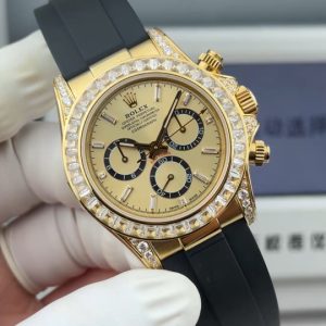 『N+ Factory Daytona』"Hidden Edition" Entry Level: Features built-in Dandong 7750 movement (adjustable for forward/backward time setting). Diamond-set Daytona model at 12.2mm thickness! Perfect 1:1 replica of the original mold!!! Rolex - Daytona Dimensions: 40mm × 12.2mm / Vintage 12.4mm Functions: Hours, Minutes, Seconds, Chronograph Display Movement: 7750 Integrated Caliber "Adjustable for Forward/Reverse" Power Reserve: 72 Hours Crystal:Super Crystal natural sapphire crystal Dial: Original custom dial, high-quality material: 904L stainless steel case, original-match quick-release lugs, not mass-produced one-piece standard case Bracelet: AR Factory steel bracelet, quality guaranteed Bezel: Dedicated ceramic bezel with platinum-plated coating Luminous: Swiss luminous paint, ultra-bright night light Water resistance: 100 meters   1.The thickness of the Daytona watch is 12.2mm for the latest 2024 model and 12.4mm for older versions. Other market versions use counterfeit 7750 movement plates, achieving reduced thickness by flattening the pin bar. This results in extremely poor stability and cannot match the authenticity of the genuine piece.    2. Integrated movement with engraved and electroplated lettering on the back for enhanced brightness.    3. Steel bracelet utilizes the original AR factory components. Additionally, the clasp has been upgraded with improved proportions and dimensions.    4. Case updates include enhanced polishing on the caseback, enlarged mirror finish area, and refined bezel edge curvature.    5. Hands upgraded by Buff Factory: all three small seconds hands and the large seconds hand are individually crafted with solid ferrules, featuring mushroom-shaped rounded tips.    6. Ceramic bezel upgraded with platinum-plated lettering to prevent discoloration, featuring enhanced font thickness.    7. Dial matches the latest white version, crafted with Swiss ink and Korean ceramic polishing for a rich, pure milky white finish indistinguishable from the original. Eliminates the "dead white" discoloration common in previous market versions.    8. Each hour marker is individually CNC-machined and hand-polished at the edges. Swiss luminous powder ensures color-matched night-time visibility, delivering the closest market approximation to the genuine version's luminous effect. 9. Features fully transparent sapphire crystal with no visible edges. N+ continues to deliver premium craftsmanship.