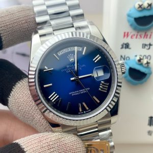 PPM Mods Weighted DD - Ceiling-Level 'Rolex DD Day-Date' PPM's replica redefines the weighted DD version, featuring genuine original molds for strap color, dial color, watch weight, and thickness. The strap incorporates ceramic tubes compatible with authentic models—this is not a compromised replica, but a comprehensive surpassing of materials and craftsmanship!Rejecting "market-grade" imitations, every gram of weight (precise 209g-212g) and every millimeter of thickness fights for the dignity of the original. Bracelet: Authentic 3mm thickness Weight: Approx. 107g (non-extended) 🈚 Ceramic tube version ±1-2g.Case: Original thickness: 12.3mm (non-thickened) Weight: Original 3255: 102g; Optional 2836: ±1g. Full series total weight: 209g-212g. ⚠️"Excludes diamond bezel models." Authentic thickness achieved through monolithic forging of high-density aerospace-grade military alloy, hardness rivaling 18K gold!Exclusive vacuum ion-plated gold technology delivers a luster infinitely close to 18K gold's signature warm texture, offering scratch resistance and durability. Precisely replicates every link's shape, thickness, and curvature of the genuine strap. Dial: Features original 3D ink, matching the top-tier dial craftsmanship of the factory. Sharp hands, full hour markers, and uniform luminescence.Movement options: Premium Edition 2836 or 3255 integrated movement (±72-hour power reserve) available for your selection!