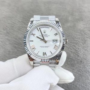 Rolex Day-Date series watch, equipped with the 2836 movement. Exclusive real-life photos—truly substantial in the hand. Crystal-clear glass, authentic calendar alignment, hands with central pivots, and a highly dimensional bezel. Ready to play with right out of the box, offering exceptional tactile feel. Say goodbye to flimsy watches forever. Weighted version, just like the boutique—feels substantial! 40mm diameter, GM factory production.