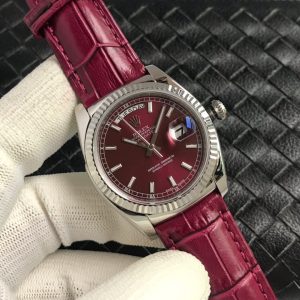 Long-awaited v3 upgrade in full color range (Classic Belt Style Day-Date) DD 36mm arrives! Exclusive custom-matched Day-Date dial [v7 Edition]—Rolex's most iconic series, unrivaled except for DD! Rolex Day-Date series 118135/118138/118139 [Full Eight-Color Range]! To maintain official dimensions and thickness, we've equipped it with the 2836-2 automatic mechanical movement, housed in a brand-new 904L steel case![Upgrade 1] Crown: Positioned identically to the official model with a prominent design and a smooth, tapered finish matching the bracelet! [Upgrade 2] Bracelet: Front side features authentic color matching the genuine article. Back side displays the official code "346763" with identical font, color, and bracelet line patterns! [Upgrade 3] Crystal: Sapphire crystal incorporates Rolex's new anti-counterfeit dot logo, internally printed at the crystal's center using advanced technology.[Upgrade 4] Case Back: Engravings on all four lug angles match the genuine version. Special attention given to distinct engravings for white, yellow, and rose gold cases! Both sandblasted and polished sections on the case back are meticulously replicated! [Upgrade 5] Case Profile: Case curvature and overall thickness are proportionally identical to the official model. Crown features the official two-degree waterproof mark, and the side retains the authentic QR code sticker!The iconic "Gold Rolex" is the Day-Date, commonly abbreviated as DD. Its official full name is the Oyster Perpetual Day-Date. The earliest DD model likely originated from the President series, as U.S. presidents famously favored wearing Rolex's solid gold DD watches, propelling its fame—hence its nickname, the "President's Watch."Four simple words encapsulate this timepiece's defining features: water-resistant, self-winding, date, and day. Limited stock available—act fast!