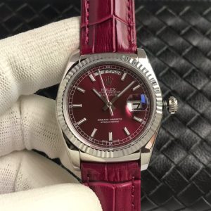 Alternative view of Long-awaited v3 upgrade in full color range (Classic Belt Style Day-Date) DD 36mm arrives! Exclusive custom-matched Day-Date dial [v7 Edition]—Rolex's most iconic series, unrivaled except for DD! Rolex Day-Date series 118135/118138/118139 [Full Eight-Color Range]! To maintain official dimensions and thickness, we've equipped it with the 2836-2 automatic mechanical movement, housed in a brand-new 904L steel case![Upgrade 1] Crown: Positioned identically to the official model with a prominent design and a smooth, tapered finish matching the bracelet! [Upgrade 2] Bracelet: Front side features authentic color matching the genuine article. Back side displays the official code "346763" with identical font, color, and bracelet line patterns! [Upgrade 3] Crystal: Sapphire crystal incorporates Rolex's new anti-counterfeit dot logo, internally printed at the crystal's center using advanced technology.[Upgrade 4] Case Back: Engravings on all four lug angles match the genuine version. Special attention given to distinct engravings for white, yellow, and rose gold cases! Both sandblasted and polished sections on the case back are meticulously replicated! [Upgrade 5] Case Profile: Case curvature and overall thickness are proportionally identical to the official model. Crown features the official two-degree waterproof mark, and the side retains the authentic QR code sticker!The iconic "Gold Rolex" is the Day-Date, commonly abbreviated as DD. Its official full name is the Oyster Perpetual Day-Date. The earliest DD model likely originated from the President series, as U.S. presidents famously favored wearing Rolex's solid gold DD watches, propelling its fame—hence its nickname, the "President's Watch."Four simple words encapsulate this timepiece's defining features: water-resistant, self-winding, date, and day. Limited stock available—act fast!