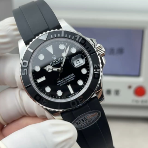 "N+" Rolex Yacht-Master Series / 42mm case diameter / Powered by the 3235 integrated movement / Free rubber strap with purchase. C/Vs factory quality. C factory with random serial numbers. (Top-tier C-grade, C factory/Vs factory alternatives!)