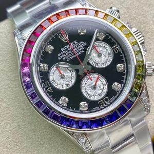 Alternative view of Crafted with utmost dedication to achieve the authentic Rolex Rainbow Daytona effect, this masterpiece was developed through substantial investment and meticulous engineering. Each of the three independent chronograph subdials features a unique golden crystal effect, where mesmerizing reflections and vibrant hues showcase the crystal's exquisite structure—every piece a naturally formed work of art.The golden crystal chronograph dials create a striking contrast against the black dial, harmonizing with the gemstone hues. Paired with diamond-set hour markers and gold hands, the entire dial radiates a dazzling brilliance, boasting an overwhelming aesthetic appeal that makes it truly irresistible.Rolex's most sought-after Cosmograph Daytona model features a case crafted from imported genuine 904L steel, matching the authentic material specification. The steel bracelet boasts a finely brushed finish, presenting a brighter, whiter, and more lustrous appearance while offering exceptional durability and scratch resistance.[Functionality] The movement retains its powerful chronograph capabilities, now paired with the new 4130 full-function chronograph movement. [Bezel] The newly crafted monobloc ceramic bezel mirrors the authentic manufacturing process, delivering deep, rounded engravings. [Details] The hour markers feature a mirror-polished finish with no rough edges, utilizing Swiss-imported high-intensity luminous paint.Hour and minute hands feature grooved-cut black lacquer filling—not ordinary printing—resulting in vastly superior texture. High-transparency sapphire crystal delivers exceptional mirror-like quality. 【Quality】Enhanced stability and oxidation resistance. Fitted with a natural rubber strap molded from the original design, matching the genuine article in material. Noticeably softer and smoother texture ensures a more comfortable, snug fit on the wrist.