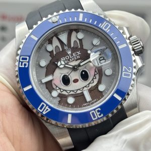 CLEAN➕出品，Rolex&Labubu劳力士Black联名款“拉布布”限量发行字面采用多色油彩表面加上搪瓷使字面更加光亮劳力士 ROLEX -粉色水鬼，40mm搭载一比一超级3135上海一体机芯，整表904L精钢 /搭配ar厂钢带，唯一做到指针夜光/字钉夜光 做到同色 秒针针轴锅盖实心中轴，因为都是第三方工厂加工+自购瑞士 c1+c3夜光粉 ，字钉ip白金电镀 6:陶瓷绿圈采用clean绿圈v4版本 颜色无限接近原装 clean陶瓷类配件 无需赘述 高品质象征 /谨防假clean圈 注意区分温润如玉夜光珠 不死白 采用clean陶瓷圈+夜光珠完美复刻 彻底解决世面上的大部分水鬼痛点，只为极致而生 精致推荐男士机械腕表