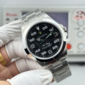 Alternative view of PY Factory,Latest Masterpiece: Rolex Sky-King Series - Exceptional Value New Sky-King Watch. The year's newest Rolex Sky-King model, 40mm, featuring the exclusive "Rolex Original Color" green hands and green logo dial! Three-dimensional numerals, ultra-bright Swiss luminous coating, 6-digit crown logo (powered by the 2824 movement). The movement is exceptionally stable, offering outstanding value for its price!The Air-King pays homage to aviation's golden age of the 1930s. British aviator Charles Douglas Barnard, a pioneering figure of the era who set multiple flight records, once remarked about the Oyster watch: "This watch performs exceptionally well, particularly suited for flying.I intend to wear it on all my future long-haul flights." The Air King embodies Rolex's unique connection with aviation in the 1930s—an era of rapid aircraft advancement, expanding routes, and emerging long-distance flights.The Air-King features a distinctive black dial with oversized Arabic numerals at 3, 6, and 9 o'clock, and prominently marked minute markers for clear readability during flight. The "Air-King" inscription on the dial uses a font specifically designed for the original watch in the 1950s.The Air-King pays tribute to aviation pioneers and celebrates the Oyster watch's pivotal role in aviation history. With its 40mm Oystersteel case, solid Oysterlink bracelet, and distinctive black dial, the Air-King continues the legacy of the original Rolex Oyster watch's connection to aviation.