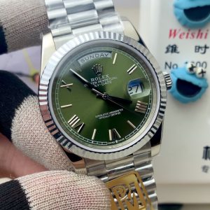 PPM Mods Weighted DD - Ceiling-Level 'Rolex DD Day-Date' PPM's replica redefines the weighted DD version, featuring genuine original molds for strap color, dial color, watch weight, and thickness. The strap incorporates ceramic tubes compatible with authentic models—this is not a compromised replica, but a comprehensive leap in materials and craftsmanship!Rejecting "market-grade" imitations, every gram of weight (precise 209g-212g) and every millimeter of thickness fights for the dignity of the original. Bracelet: Authentic 3mm thickness Weight: Approx. 107g (non-extended) 🈚 Ceramic tube version ±1-2g.Case: Original thickness: 12.3mm (non-thickened) Weight: Original 3255: 102g; Optional 2836: ±1g. Full series total weight: 209g-212g. ⚠️"Excludes diamond-set models." Authentic thickness achieved through monolithic forging of high-density aerospace-grade military alloy, hardness rivaling 18K gold!Exclusive vacuum ion-plated gold technology delivers a luster infinitely close to 18K gold's signature warm texture, offering scratch resistance and durability. Precisely replicates every link's shape, thickness, and curvature of the genuine bracelet. Dial: Features original 3D ink, matching the top-tier dial craftsmanship of the factory. Sharp hands, full hour markers, and uniform luminescence.Movement options: Premium Edition 2836 or 3255 integrated movement (±72-hour power reserve) available for your selection!