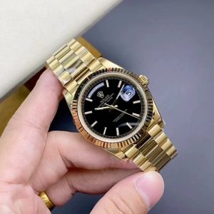 EW Factory's Latest Masterpiece: V2 Upgrade Edition Rolex Day-Date 40mm Ultimate Version Featuring the authentic 3255 automatic mechanical movement (228239 series), 40mm diameter, developed over 16 months! Molded 1:1 from the original. Key upgrades include: 1. Case diameter matches the 2019 latest 3255 series at 40mm.2. Bracelet end links precisely match the genuine version, featuring a highly complex 5-piece assembly. Seamless interlocking design between bracelet and case.3. The crown base has been modified to feature two dots, matching the authentic design. 4. The clasp incorporates an internal spring, with font size and craftsmanship identical to the original. 5. The case side includes an anti-counterfeiting QR code, matching the authentic version, and the caseback features an inspection QR code. 6. The case side where it meets the bracelet is engraved with the model number 228239, matching the authentic version.7. The inner bezel engraves the serial number matching the warranty card, ensuring each watch has its own unique card and code (absolutely no duplication). 8. Includes the complete original accessory set (warranty card, instruction manual, model barcode matching the genuine article). Full packaging identical to the authentic version (the genuine one-to-one Sunday Calendar model available on the market). EW's sincere creation—welcome to all watch enthusiasts for appraisal!