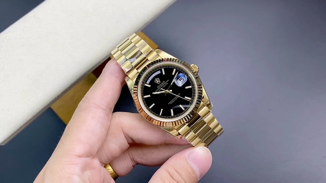 EW Factory's Latest Masterpiece: V2 Upgrade Edition Rolex Day-Date 40mm Ultimate Version Featuring the authentic 3255 automatic mechanical movement (228239 series), 40mm diameter, developed over 16 months! Molded 1:1 from the original. Key upgrades include: 1. Case diameter matches the 2019 latest 3255 series at 40mm.2. Bracelet end links precisely match the genuine version, featuring a highly complex 5-piece assembly. Seamless interlocking design between bracelet and case.3. The crown base has been modified to feature two dots, matching the authentic design. 4. The clasp incorporates an internal spring, with font size and craftsmanship identical to the original. 5. The case side includes an anti-counterfeiting QR code, matching the authentic version, and the caseback features an inspection QR code. 6. The case side where it meets the bracelet is engraved with the model number 228239, matching the authentic version.7. The inner bezel engraves the serial number matching the warranty card, ensuring each watch has its own unique card and code (absolutely no duplication). 8. Includes the complete original accessory set (warranty card, instruction manual, model barcode matching the genuine article). Full packaging identical to the authentic version (the genuine one-to-one Sunday Calendar model available on the market). EW's sincere creation—welcome to all watch enthusiasts for appraisal!