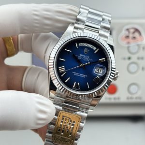 Alternative view of PPM Mods Weighted DD - Ceiling-Level 'Rolex DD Day-Date' PPM's replica redefines the weighted DD version, featuring genuine original molds for strap color, dial color, watch weight, and thickness. The strap incorporates ceramic tubes compatible with authentic models—this is not a compromised replica, but a comprehensive surpassing of materials and craftsmanship!Rejecting "market-grade" imitations, every gram of weight (precise 209g-212g) and every millimeter of thickness fights for the dignity of the original. Bracelet: Authentic 3mm thickness Weight: Approx. 107g (non-extended) 🈚 Ceramic tube version ±1-2g.Case: Original thickness: 12.3mm (non-thickened) Weight: Original 3255: 102g; Optional 2836: ±1g. Full series total weight: 209g-212g. ⚠️"Excludes diamond bezel models." Authentic thickness achieved through monolithic forging of high-density aerospace-grade military alloy, hardness rivaling 18K gold!Exclusive vacuum ion-plated gold technology delivers a luster infinitely close to 18K gold's signature warm texture, offering scratch resistance and durability. Precisely replicates every link's form, thickness, and curvature of the genuine strap. Dial: Features original-grade raised ink, matching the top-tier dial craftsmanship of the factory. Sharp hands, full hour markers, and uniform luminescence.Movement options: Premium Edition 2836 or 3255 integrated movement (±72-hour power reserve) available for your selection!