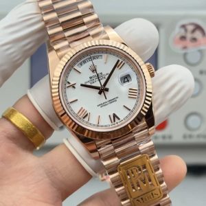 PPM Mods Weighted DD - Ceiling-Level 'Rolex DD Day-Date' PPM's replica redefines the weighted DD version, featuring genuine original molds for strap color, dial color, watch weight, and thickness. The strap incorporates ceramic tubes compatible with authentic models—this is not a compromised replica, but a comprehensive leap in materials and craftsmanship!Rejecting "market-grade" imitations, every gram of weight (precise 209g-212g) and every millimeter of thickness fights for the dignity of the original. Bracelet: Authentic 3mm thickness Weight: Approx. 107g (non-extended) 🈚 Ceramic tube version ±1-2g.Case: Original thickness: 12.3mm (non-thickened) Weight: Original 3255: 102g; Optional 2836: ±1g. Full series total weight: 209g-212g. ⚠️"Excludes diamond-set models." Authentic thickness achieved through monocoque forging of high-density aerospace-grade military alloy, hardness rivaling 18K gold!Exclusive vacuum ion-plated gold technology delivers a luster infinitely close to 18K gold's signature warm texture, offering scratch resistance and durability. Precisely replicates every link's form, thickness, and curvature of the genuine strap. Dial: Features original-grade raised ink, matching the top-tier dial craftsmanship of the factory. Sharp hands, full hour markers, and uniform luminescence.Movement options: Premium Edition 2836 or 3255 integrated movement (±72-hour power reserve) available for your selection!