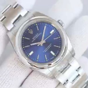 N+AR Redefined, Peak Performance! Rolex Oyster Perpetual Series 114300 39mm 【Eight Major Upgrades】🎮XF3 1. Sapphire crystal features a 125-point anti-counterfeit mark at 6 o'clock using the latest technology, precisely positioned within the crystal's middle layer—matching the genuine piece! Discernible only upon close inspection.2. The case and bezel feature a precision-ground finish using 904L steel, with uniform internal engraving codes and perfectly aligned component assembly! 3. Dial diameter measures 39mm, with thickness matching the genuine model at 11.7mm. 4.NR Factory's steel bracelet spacer joints meticulously replicate every detail, including the official-matching model code 114300 engraved at the 12 o'clock position on the inner side. 5. The brushed steel bracelet used by N+AR Factory is currently the most precise on the market. Combined with the exquisite flathead screws and the brushed finish of 904L stainless steel, the wearing experience is indistinguishable from the genuine article!  6. The clasp features exquisite polishing, with internal structure replicating the original for perfect folding action. Absolutely flawless inside! 7. The caseback's gearing replicates the original's authentic tooth pattern. Seiko's technical brushing technique outshines all other versions on the market! 8. The dial features exquisite polishing and Swiss-imported luminous powder densely applied for an ultra-vibrant ice-blue glow at night! Identical to the original! 🎮 After examining the 124300, revisit this 114300—Rolex's inaugural color dial series. It also features the most standard Asian-sized 39mm case. When Rolex first updated this size, it sold out immediately, especially the gray model with later white and black full-luminous dial markers! Its outstanding yet understated color scheme is particularly favored by successful business professionals!This Oyster Perpetual, meticulously crafted by N+AR to match the original's quality, showcases attention to detail visible to the naked eye. To align the crown's positioning with the authentic model, it features the original Seagull 2836-2 gold-plated movement. Watch enthusiasts know the ETA 2836-2 movement is highly regarded for its stability—daily accuracy within 0.3 seconds—and exceptional value!Additionally, the manufacturer has meticulously replicated the 114300 model's lug-to-bracelet transition!Attention to detail extends to both visible and hidden elements! The Oyster Perpetual-exclusive brushed steel bracelet features an internally stamped logo shape, making it the market's only authentic Oyster bracelet [slim profile]. The clasp's internal code remains true to the AR original bracelet's 7UM specification, with all colors perfectly matching the original color chart! Oyster Swiss Super Ice Blue Luminous!If you're truly unsure which to choose, we strongly recommend this flawless 114300! Look for the NR quality seal: one watch, one certificate, one Rolex-exclusive velvet pouch. [NR: Born for Value] 🎮 Sanjie Exquisite recommends this men's mechanical watch. SJ meticulously crafts ultra-realistic product photography.