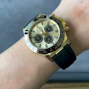 On-wrist effect: 18K gold Daytona. Custom dial, hands, and bezel—this level of craftsmanship is likely exclusive to me. Production cycle: 35 days.