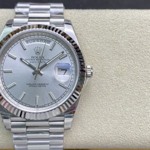 EW Factory's Latest Masterpiece: V2 Upgrade Edition Rolex Day-Date 40mm Ultimate Version Features the authentic 3255 automatic mechanical movement (228239 series), 40mm diameter, developed over 16 months! Molded 1:1 to the original. Key upgrades include: 1. Case diameter matches the 2019 latest 3255 series at 40mm.2. Bracelet end links precisely replicate the genuine design with a complex 5-piece assembly, achieving seamless interlocking between bracelet and case.3. The crown base has been modified to feature two dots, matching the authentic design. 4. The clasp incorporates an internal spring, with font size and craftsmanship identical to the genuine article. 5. The case side includes an anti-counterfeiting QR code, matching the authentic version, and the caseback features a verification QR code. 6. The case-band junction is engraved with the model number 228239, identical to the original.7. The inner bezel engraves the serial number matching the warranty card, achieving the genuine "one watch, one card, one code" system (absolutely non-repeating). 8. Includes the full authentic accessory set (warranty card, instruction manual, model barcode matching the genuine item). Complete packaging identical to the genuine article (the true authentic 1:1 Sunday Calendar model available on the market). EW's sincere creation—welcome to all watch enthusiasts for appraisal!