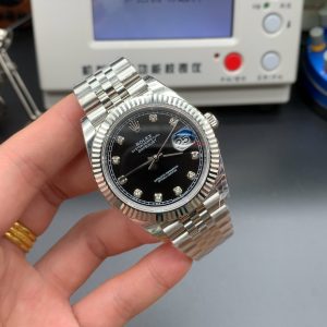 ew factory 2020 masterpiece v3 upgrade edition Authentic mold-based production Highest-grade replica Rolex 3235 automatic mechanical movement Datejust series 126331 men's Datejust watch! Diameter 41mm, thickness 11.7mm, 16-month R&D cycle! Key upgrades include:1. Case diameter matches the latest 3235 series at 41mm. 2. Bracelet end links replicate the genuine design with a complex 5-piece assembly, achieving seamless interlocking between bracelet and case.3. Case thickness and curvature match the authentic version. 4. The clasp incorporates a spring mechanism, with font size and craftsmanship identical to the original. 5. The case side features an anti-counterfeiting QR code, and the caseback includes a verification QR code. 6. The case number 126331 is engraved on the case where it meets the bracelet, matching the authentic version.7. The inner bezel is engraved with a serial number matching the warranty card, adhering to the genuine "one watch, one card, one code" principle (absolutely non-repeating). 8. Includes a complete set of original accessories (warranty card, instruction manual, model barcode matching the genuine article). Full packaging identical to the authentic product! A work of sincerity, genuine inside and out, crafted with unique ingenuity! We welcome all watch enthusiasts to appreciate this piece!