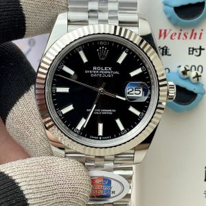 SC FACTORY Rolex Oyster Perpetual Datejust Series 41MM Features the latest version 3235 integrated movement with 72-hour power reserve Constructed with stable and reliable core technology 904L stainless steel case High-definition sapphire crystal with 2.5x magnified mineral crystal, three-dimensional hands. Dial features embossed printing with clear, curved edges and chamfered hour markers, plus ice-blue Swiss-imported super-luminescent coating.Both case and bracelet are crafted from 904L stainless steel (AR Factory). The bracelet offers interchangeable five-link and flat-link options. All components are manufactured by premium factories, achieving perfect alignment with the genuine article. Accessories are fully interchangeable with authentic parts. Its clean, minimalist design suits both daily wear and business settings! Meticulous polishing details ensure exquisite aesthetics, with flawless integration to the case. The overall quality is exceptional. We welcome connoisseurs to appreciate its craftsmanship.