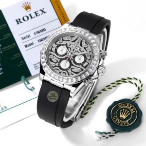 N2 Daytona "Eye of the Tiger" Tiger-Pattern Dial Watch.【Eye of the Tiger】The Daytona 116589TBR features a black lacquered dial adorned with diamonds, evoking the distinctive stripes of a tiger's coat. Affectionately nicknamed the "Eye of the Tiger" tiger-stripe dial by enthusiasts, this premium Daytona model was introduced by Rolex at Baselworld 2019 as a special edition within the Daytona collection.This special edition is not officially displayed on Rolex's website or in retail stores. Case diameter: 40mm. Movement: Caliber 7750 (can be fitted with Caliber 4130). Functions: Chronograph, anti-magnetic. White Gold Tiger's Eye | Yellow Gold Tiger's Eye | T-shaped Diamond Meteorite Dial | T-shaped Diamond Bezel with Mother-of-Pearl Diamond Dial Features: Caliber 7750 movement, size: 40mm.The little-known Tiger Tiger Star, crafted entirely in gold with a tiger-patterned dial later upgraded to full diamond coverage. This 2019 Baselworld debut features a bezel set with 36 T-square diamonds, while the dial and hour markers showcase meticulously selected matching-grade diamonds. As an official custom edition, its opulence is undeniable.Tiger-patterned dial Daytona, resembling the stripes on a tiger's coat. The black and gold combination accentuates masculine vigor. Wear a tiger watch in the Year of the Tiger • Radiate tiger-like vitality.