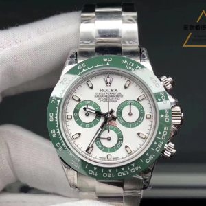 Rolex Green Daytona—have you seen it? If not, let me introduce it to you. Its forest-green ceramic bezel looks refreshingly comfortable, symbolizing individuality, vitality, and offering boundless new hope.The watch design maintains its signature minimalist style. The green bezel paired with a white dial and green sub-dials creates a striking, trendy visual effect that effortlessly commands attention. The case showcases meticulous craftsmanship through polishing and brushing techniques, resulting in an overall stunning aesthetic. It features a crystal-clear sapphire crystal, Rolex-specific lugs, an Oyster bracelet with a safety clasp to prevent accidental opening, and a 5mm extension clasp for exceptional comfort.I: Green symbolizes the radiant splendor of spring, embodying youthful vigor and boundless vitality! Master watchmakers meticulously refined technical parameters to significantly reduce case thickness, resulting in a more fluid, natural, and distinctly defined silhouette. II: Equipped with a chronograph function for split-second timing, its bold and rugged style offers green-loving watch enthusiasts a uniquely distinctive choice!