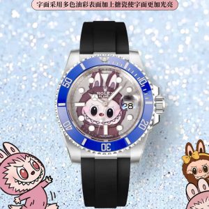CLEAN➕出品，Rolex&Labubu劳力士Black联名款“拉布布”限量发行字面采用多色油彩表面加上搪瓷使字面更加光亮劳力士 ROLEX -粉色水鬼，40mm搭载一比一超级3135上海一体机芯，整表904L精钢 /搭配ar厂钢带，唯一做到指针夜光/字钉夜光 做到同色 秒针针轴锅盖实心中轴，因为都是第三方工厂加工+自购瑞士 c1+c3夜光粉 ，字钉ip白金电镀 6:陶瓷绿圈采用clean绿圈v4版本 颜色无限接近原装 clean陶瓷类配件 无需赘述 高品质象征 /谨防假clean圈 注意区分温润如玉夜光珠 不死白 采用clean陶瓷圈+夜光珠完美复刻 彻底解决世面上的大部分水鬼痛点，只为极致而生 精致推荐男士机械腕表