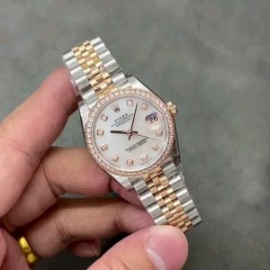 GS Masterpiece—Rolex Oyster Perpetual Datejust 31mm Series Watch: Elegant without being flashy, timelessly refined! [Oyster Case, Symbol of Water Resistance] Watch diameter: 31mm, thickness identical to the original, specifications matching the genuine article. 1. Classic Oyster case paired with a fluted bezel 2. Screw-down crown design, recreating the dual-lock waterproof system 3. Crystal material: Scratch-resistant blue sapphire crystal with anti-reflective coatingClassic Oyster case paired with a fluted bezel. 2. Screw-down crown replicates the Twinlock double waterproofing system. 3. Crystal: Scratch-resistant sapphire crystal with anti-reflective coating and convex magnifying (2.5x) date window. [Bracelet Details] Different models feature distinct steel bracelets: 1. Jubilee Bracelet(Five-link design)         Material: Stainless steel, Jubilee style, five-row links 2. Oyster Bracelet(Three-link design)         Material: Stainless steel, President style, semi-circular three-row links. 3. Clasp Type: Folding clasp, concealed folding crown clasp. [Movement] Features the refined and stable Seiko 2236 movement. Steady and minimalist. Dignified yet restrained. Elegant without ostentation. Timeless sophistication!