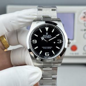 VS Rolex Explorer II Ref. 214270, 39mm, Triple-Function with NFC Card This Explorer II features case code 34Y6Y958 and clasp code R3L. Model: Ref. 214270 Size: 39mm Movement: 3132 integrated movement(Not a low-grade version from small factories; the movement features a date position and an empty position). Image labeling error ❌  Although this model isn't new, and various factories have produced it before, none were particularly well-made—some even had details that were completely off-spec. Driven by personal passion, we specially crafted this 39mm Explorer.A VS Factory creation guarantees premium quality. Though featuring an aperture-style bezel, its craftsmanship is anything but simple—especially the dial's numerals, which demand precise shaping, balanced polishing, and meticulous luminous filling. It also includes Rolex's signature Mercedes-style diving hands. The Explorer can be seen as an upgraded Oyster Perpetual, yet without the Submariner's flashiness.It's understated and refined—a highly collectible timepiece. Watch ⌚️ code: 34Y6Y958. Clasp ⌚️ code: R3L. Customized US version with matching three codes, complete with NFC. Its authenticity simulation speaks for itself. A genuine vs. replica comparison will follow for connoisseurs to appreciate.