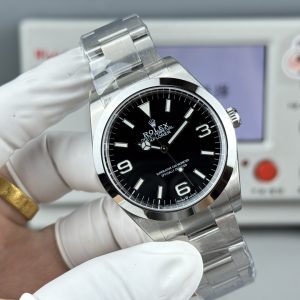 Alternative view of VS Rolex Explorer II Ref. 214270, 39mm, Triple-Function with NFC Card This Explorer II features case code 34Y6Y958 and clasp code R3L. Model: Ref. 214270 Size: 39mm Movement: 3132 integrated movement(Not a low-grade version from small factories; the movement features a date position and an empty position). Image labeling error ❌  Although this model isn't new, and various factories have produced it before, none were particularly well-made—some even had details that were completely off-spec. Driven by personal passion, we specially crafted this 39mm Explorer.A VS Factory creation guarantees premium quality. Though featuring an aperture-style bezel, its craftsmanship is anything but simple—especially the dial's numerals, which demand precise shaping, balanced polishing, and meticulous luminous filling. It also includes Rolex's signature Mercedes-style diving hands. The Explorer can be seen as an upgraded Oyster Perpetual, yet without the Submariner's flashiness.It's understated and refined—a highly collectible timepiece. Watch ⌚️ code: 34Y6Y958. Clasp ⌚️ code: R3L. Customized US version with matching three codes, complete with NFC. Its authenticity simulation speaks for itself. A genuine vs. replica comparison will follow for connoisseurs to appreciate.