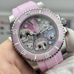 CLEAN➕出品，Rolex&Labubu劳力士Black联名款“拉布布”限量发行字面采用多色油彩表面加上搪瓷使字面更加光亮劳力士 ROLEX -粉色水鬼，40mm搭载一比一超级3135上海一体机芯，整表904L精钢 /搭配ar厂钢带，唯一做到指针夜光/字钉夜光 做到同色 秒针针轴锅盖实心中轴，因为都是第三方工厂加工+自购瑞士 c1+c3夜光粉 ，字钉ip白金电镀 6:陶瓷绿圈采用clean绿圈v4版本 颜色无限接近原装 clean陶瓷类配件 无需赘述 高品质象征 /谨防假clean圈 注意区分温润如玉夜光珠 不死白 采用clean陶瓷圈+夜光珠完美复刻 彻底解决世面上的大部分水鬼痛点，只为极致而生 精致推荐男士机械腕表