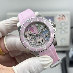 Alternative view of CLEAN➕出品，Rolex&Labubu劳力士Black联名款“拉布布”限量发行字面采用多色油彩表面加上搪瓷使字面更加光亮劳力士 ROLEX -粉色水鬼，40mm搭载一比一超级3135上海一体机芯，整表904L精钢 /搭配ar厂钢带，唯一做到指针夜光/字钉夜光 做到同色 秒针针轴锅盖实心中轴，因为都是第三方工厂加工+自购瑞士 c1+c3夜光粉 ，字钉ip白金电镀 6:陶瓷绿圈采用clean绿圈v4版本 颜色无限接近原装 clean陶瓷类配件 无需赘述 高品质象征 /谨防假clean圈 注意区分温润如玉夜光珠 不死白 采用clean陶瓷圈+夜光珠完美复刻 彻底解决世面上的大部分水鬼痛点，只为极致而生 精致推荐男士机械腕表